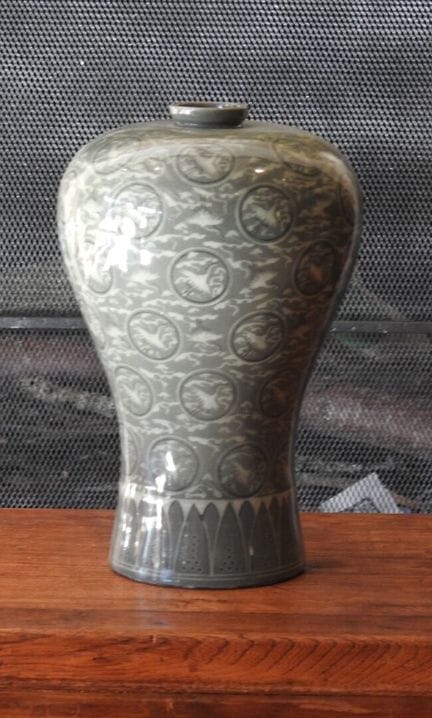 CHINA
Modern Meiping-shaped porcelain vase in shad