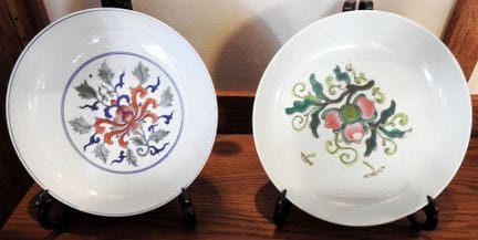 CHINA
Set of two porcelain plates, one of which is