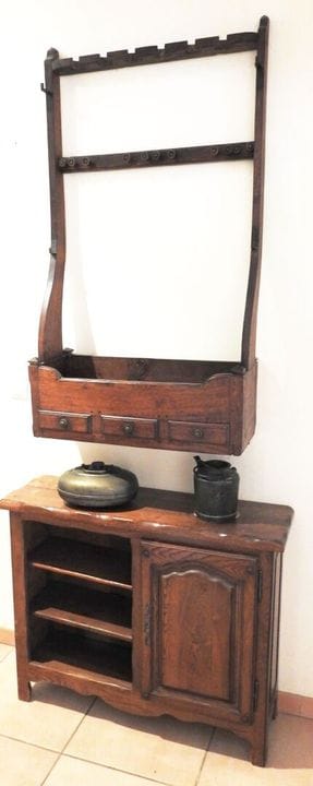 Set includes:
- A wall-mounted oak gun rack for si