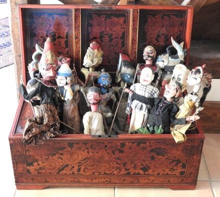 INDIA
Rectangular chest made of varnished wood, wi