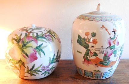 CHINA
Two lidded, egg-shaped porcelain jars with r