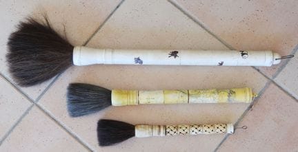 CHINA
Set of three calligraphy brushes with finely