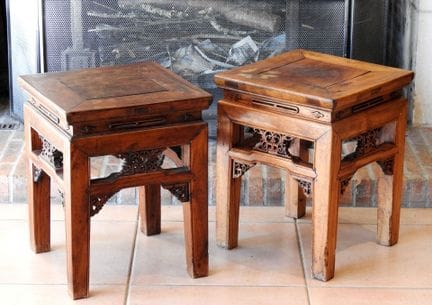 CHINA
Par de mesitas auxiliares de madera natural 