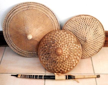 FAR EAST
Set of 3 woven wicker hats.

Included: 1 
