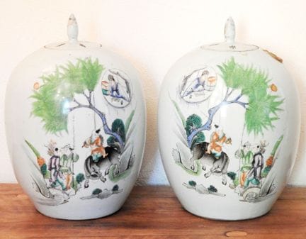 CANTON - 19th century
Pair of lidded porcelain vas
