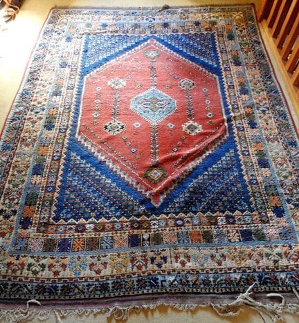 Set of 3 rugs, including: 
- 1 large rug with a re