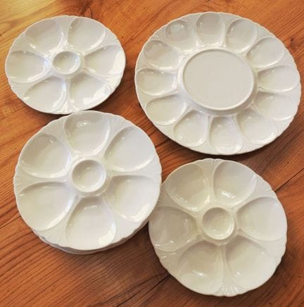 LIMOGES
Porcelain oyster set consisting of: 
- 8 p