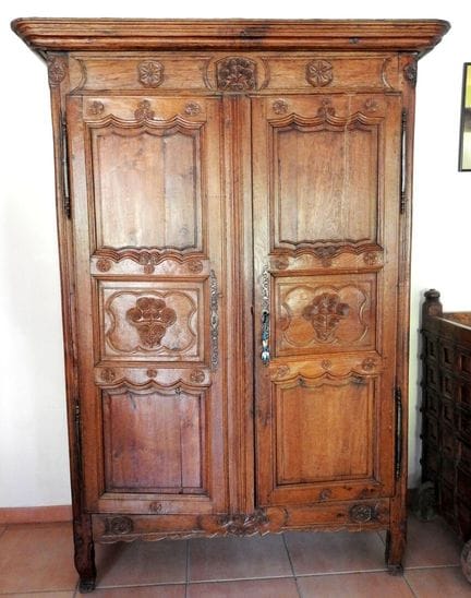 18th-century oak cabinet.
223 x 138 x 56 cm
Signs 
