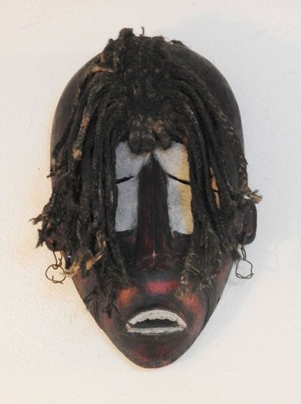 ELFENBEINKÜSTE
Afrikanische Maske mit schwarzen Ra