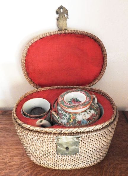 CANTON
Small porcelain tea set, consisting of a te