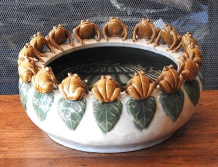 Modern Artwork
A beautiful circular earthenware bo