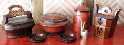 CHINA
Set of 7 pieces, mainly made of lacquered wo