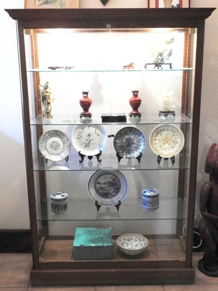 Rectangular, illuminated display case made of oak 