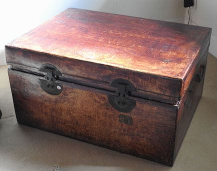 CHINA
Large rectangular leather-covered brown trav