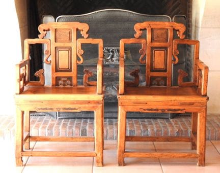CHINA
Pair of Qing-style elm armchairs
94 x 60.5 x