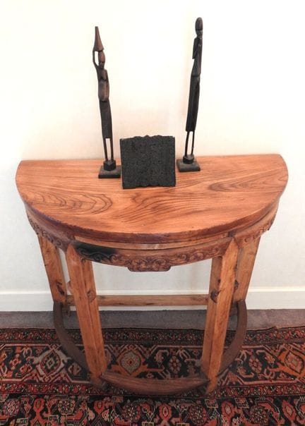 CHINA
Half-moon-shaped console table made of natur