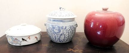CHINA
Set of 3 porcelain pieces, including: 
- 1 l