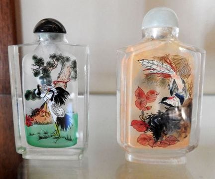 CHINA
Set of two Beijing lacquer snuff boxes decor