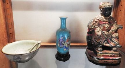 FAR EAST
Set includes: 
- 1 crackled porcelain bow