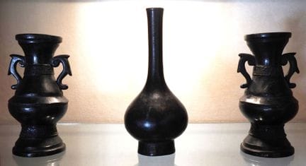 CHINA
Pair of bronze vases with a black patina.
H.