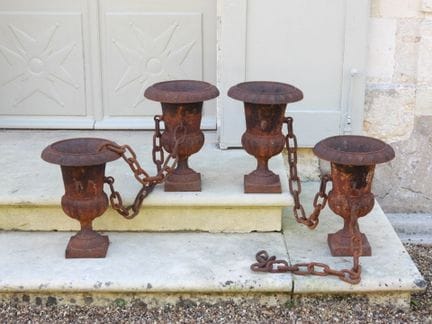 SERIE DE QUATRE VASES Médicis en fonte de fer avec