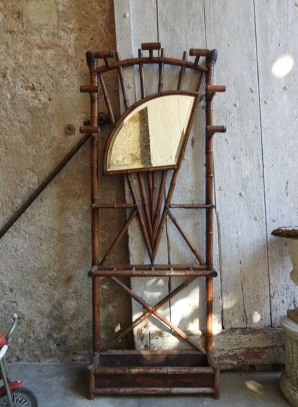 PORTE-MANTEAUX en bambou avec sa doublure en zinc.