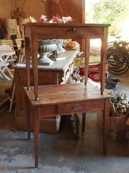 DEUX TABLES à écrire en bois naturel. 69 x 84 x 63