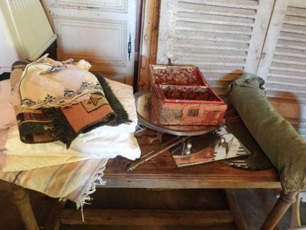 LOT COMPRENANT linge de maison, surtout de table, 