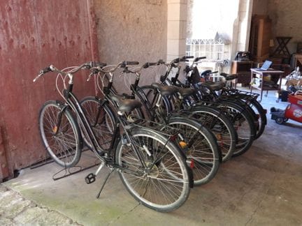 SIX VELOS «Btwin» avec porte-bagages et antivols.