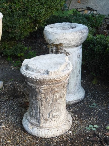 DEUX SOCLES en pierre reconstituée. H. 58 et 47 cm