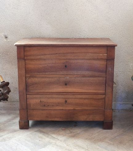 COMMODE en noyer à quatre tiroirs. Époque XIXe siè