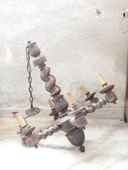 LUSTRE en bois tourné à six bras de lumière. H. 90