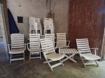 MOBILIER DE JARDIN comprenant 14 fauteuils, une ta