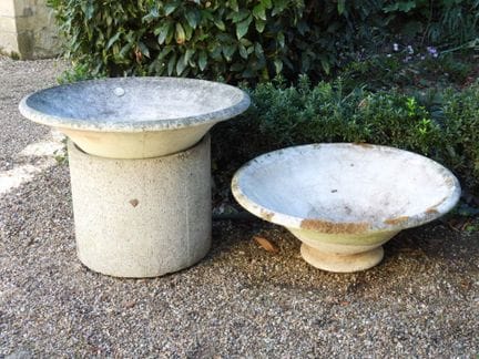 PAIRE DE VASQUES circulaires. Diam. 76 cm.