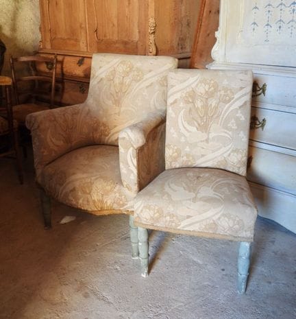 BERGERE ET CHAISE à tissu floral. Usures et accide