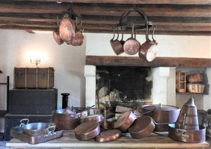 BATTERIE DE CUISINE en cuivre comprenant: faitout,