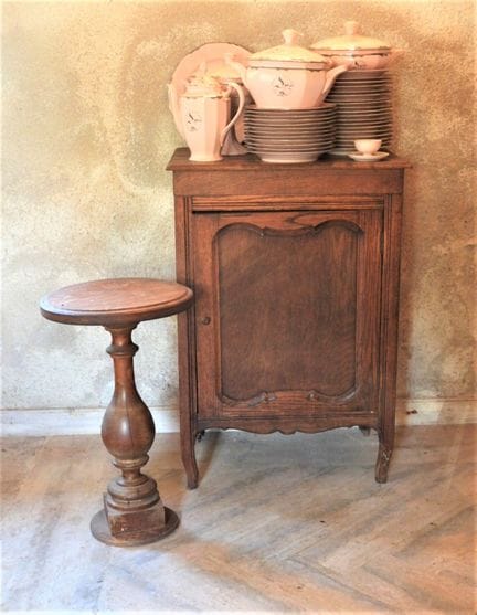 PETIT CONFITURIER en bois naturel. H. 81 cm. On y 