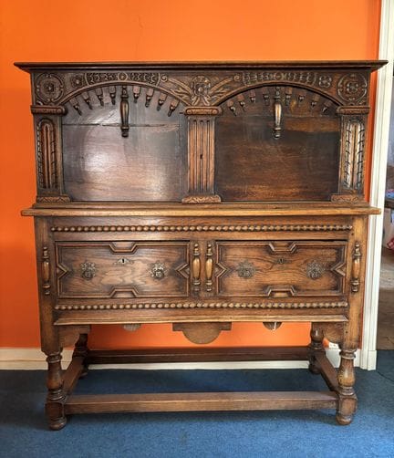 BUFFET en bois naturel de style néo-renaissance. 1