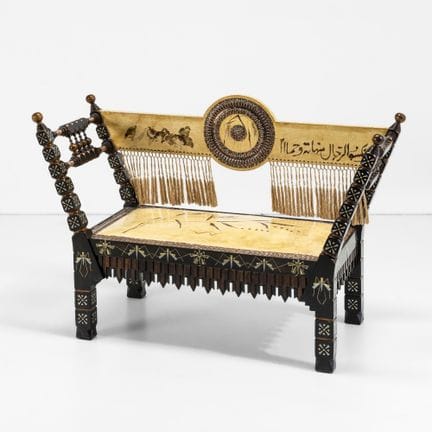 Carlo Bugatti. Canapé. Structure en bois sculpté e