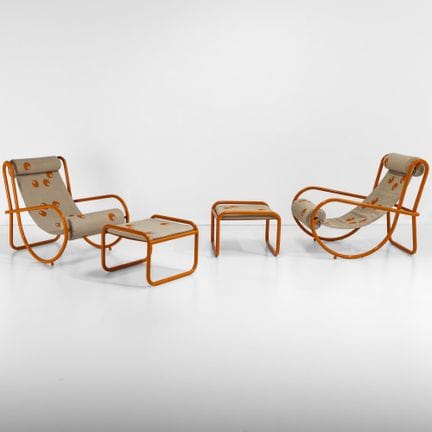 Gae Aulenti . Due poltrone e due pouf della serie 