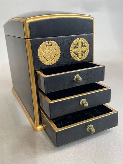 日本，明治时期，约1880年
日本小巧的锡制茶饼盒，带小抽屉，内含茶具，黑色漆木，饰有花卉纹样
带小