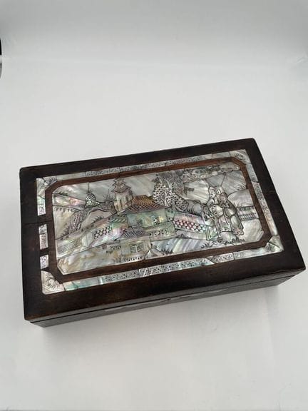 越南
长方形异国木材镶嵌珍珠母的盒子，饰有寺庙景观中人物活动的动态场景
19世纪末至20世纪初
（有