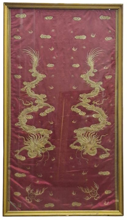 越南 INDOCHINA 约 1920 年 
丝麻绣板，饰两条展开的龙 
125 x 67 厘米