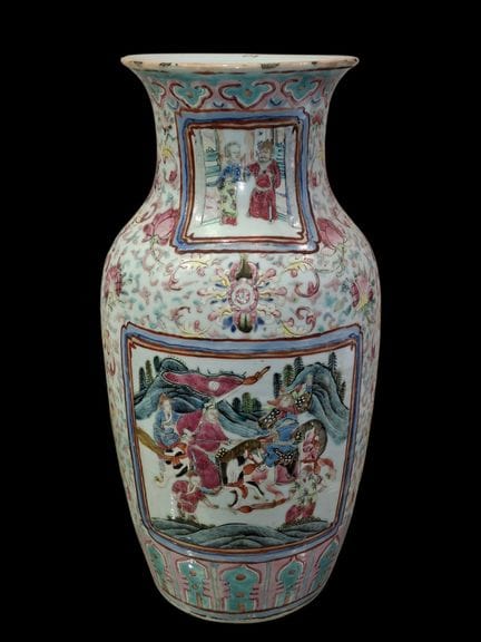 中国 19世纪末
瓷质栏杆式花瓶，饰以“玫瑰色”釉彩，瓶身饰有宫廷场景图案，图案镶嵌于椭圆形饰框内
