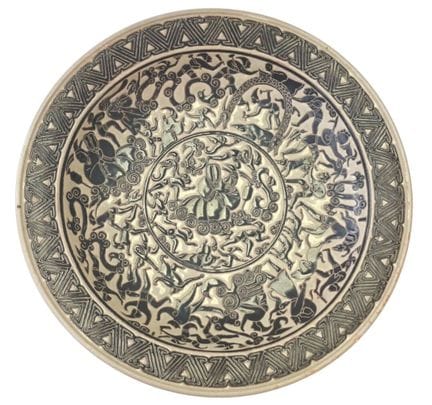 越南， Bien Hoa 窑，20世纪
米色与黑色釉面石质盘，饰有奇幻人物与动物图案
背面有 Bie