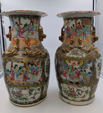 中国 - 广州
一对“玫瑰家族”风格的瓷釉栏杆形花瓶，饰有宫廷场景图案
高：36 厘米
（其中一只花