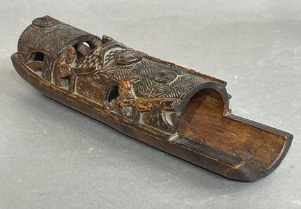 中国，20世纪，约1920年
雕刻有划桨手图案的木制帆船
长：24厘米