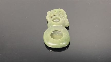 中国 20世纪
玉制洗笔器，雕刻成葫芦形状，顶部饰有一枝果实。
净重：125 克
10 × 6 厘米