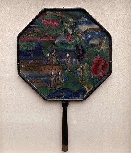 中国，广州——19世纪末
八角形折扇，水粉画，纸本与布面，描绘了一幅生动的场景及牡丹花
23 x 2