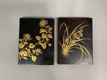 THÂN LEY
两块小漆木板组曲，花枝镀金装饰
已签名
20 x 15 厘米